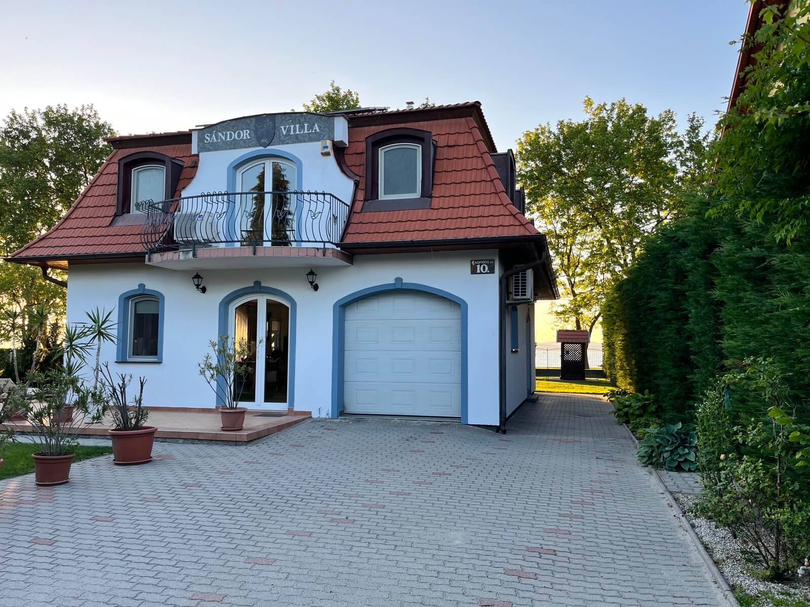 Ház front, parkoló