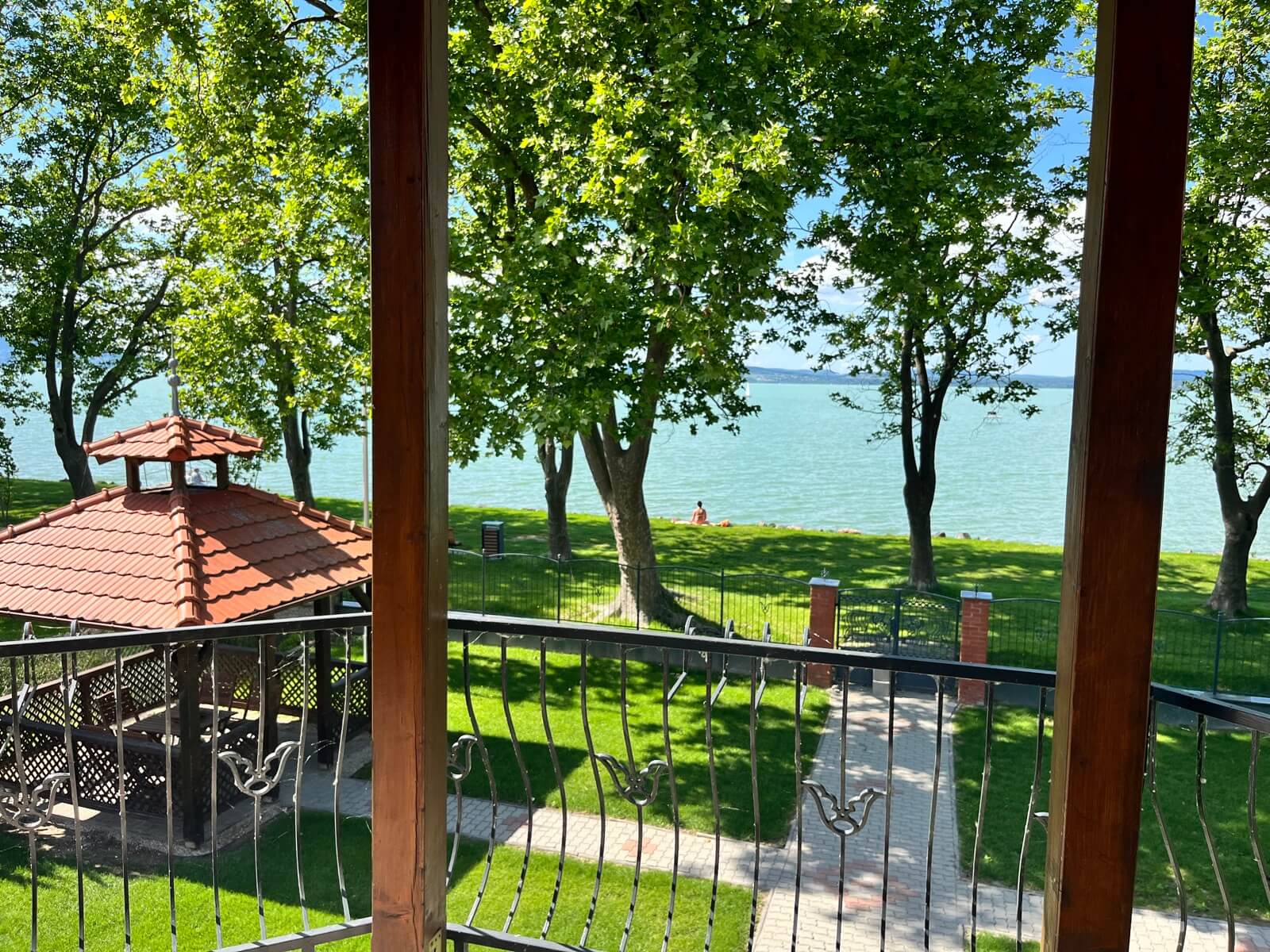 Kilátás az erkélyről a Balatonra