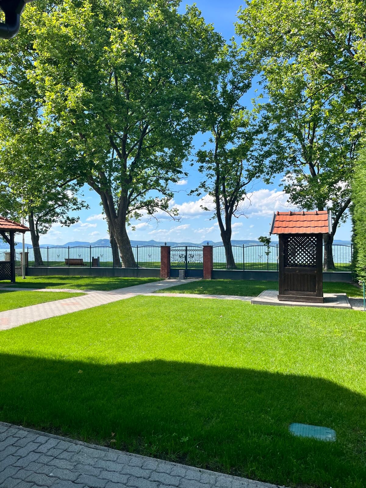 Kert, Balaton háttérben